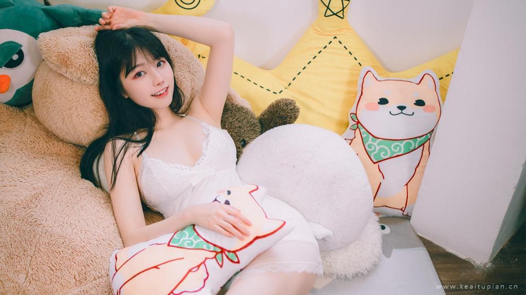 性感巨乳少女蕾丝睡衣惹火迷人高清私房写真