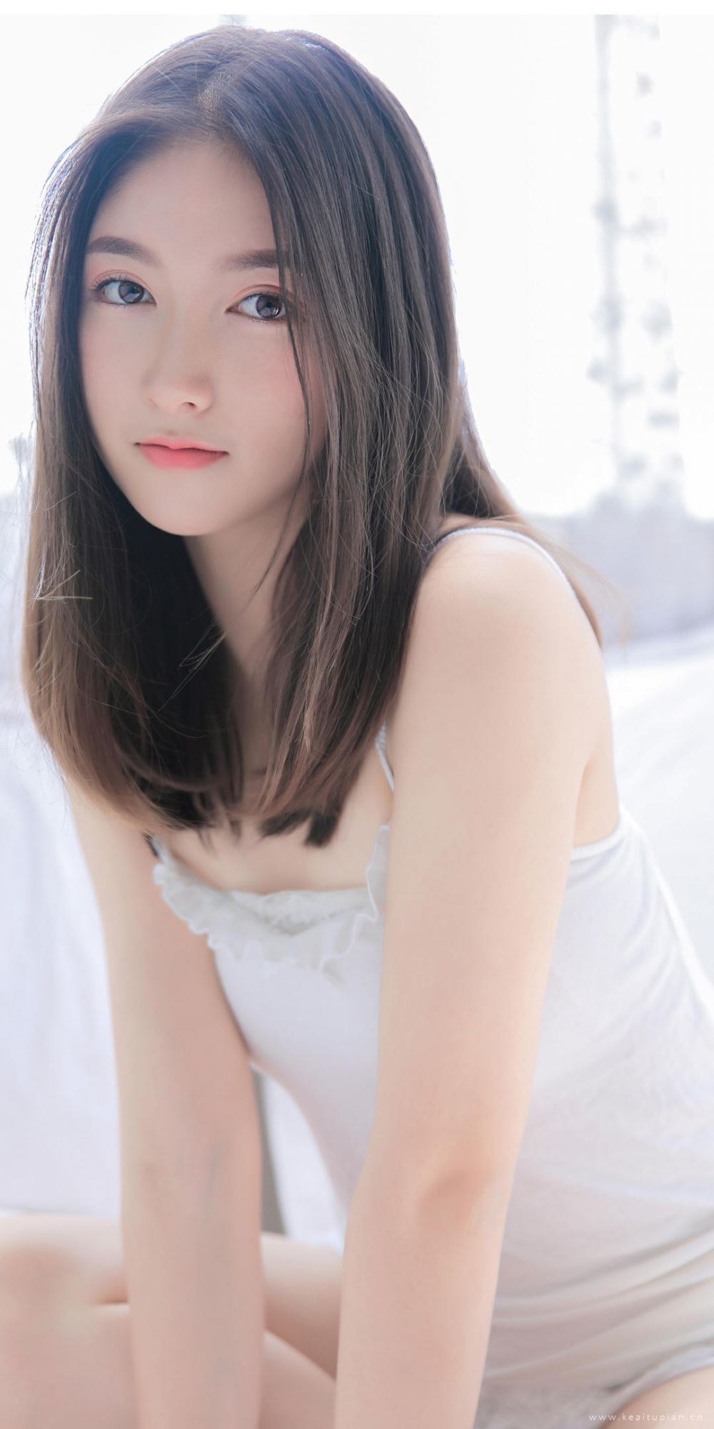 清秀白皙性感气质美女白色睡衣高清写真图片