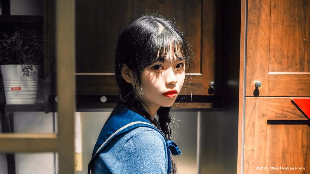 清纯可爱双马尾少女室内高清写真图片