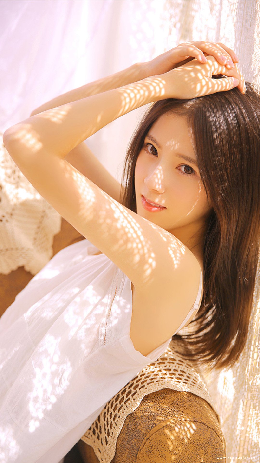 清纯气质的长发美女居家清新写真图片