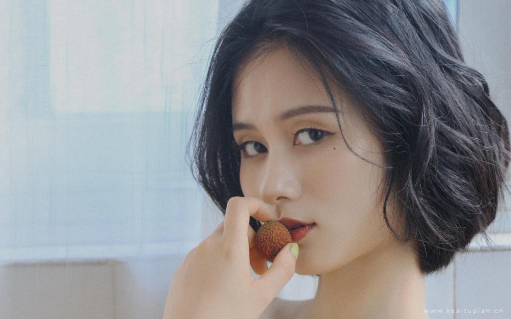 复古风温柔少女清凉吊带锁骨性感写真图片桌面壁纸