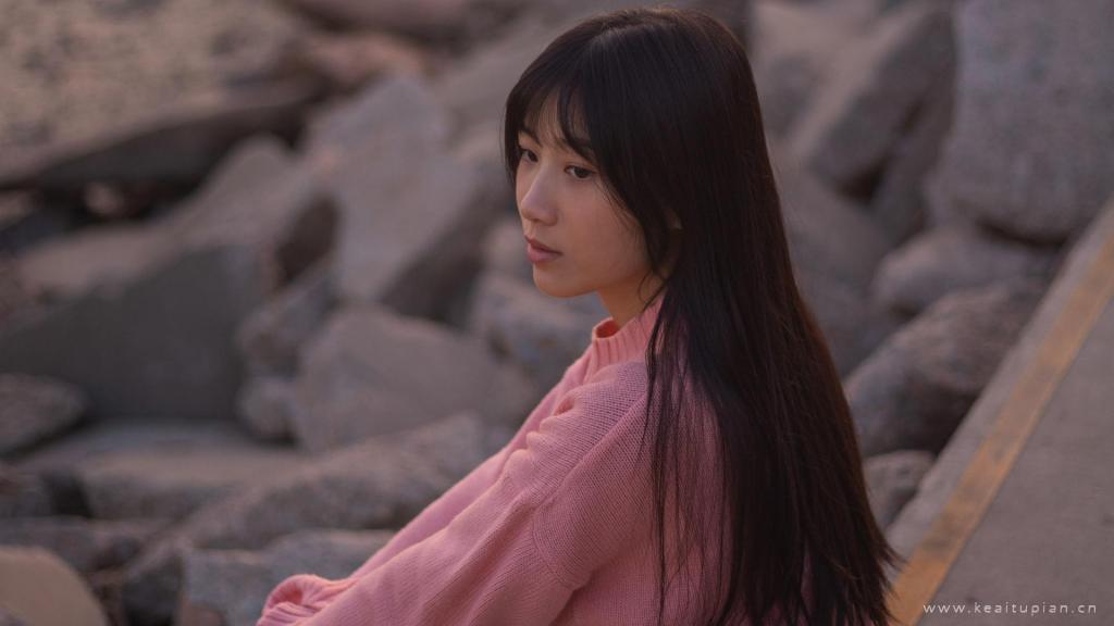 海边散步的气质美女唯美写真图片