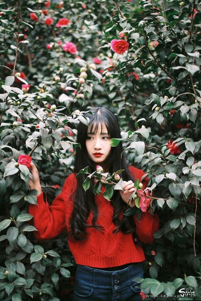 黑长直长发美女红唇清冷气质花丛写真图片
