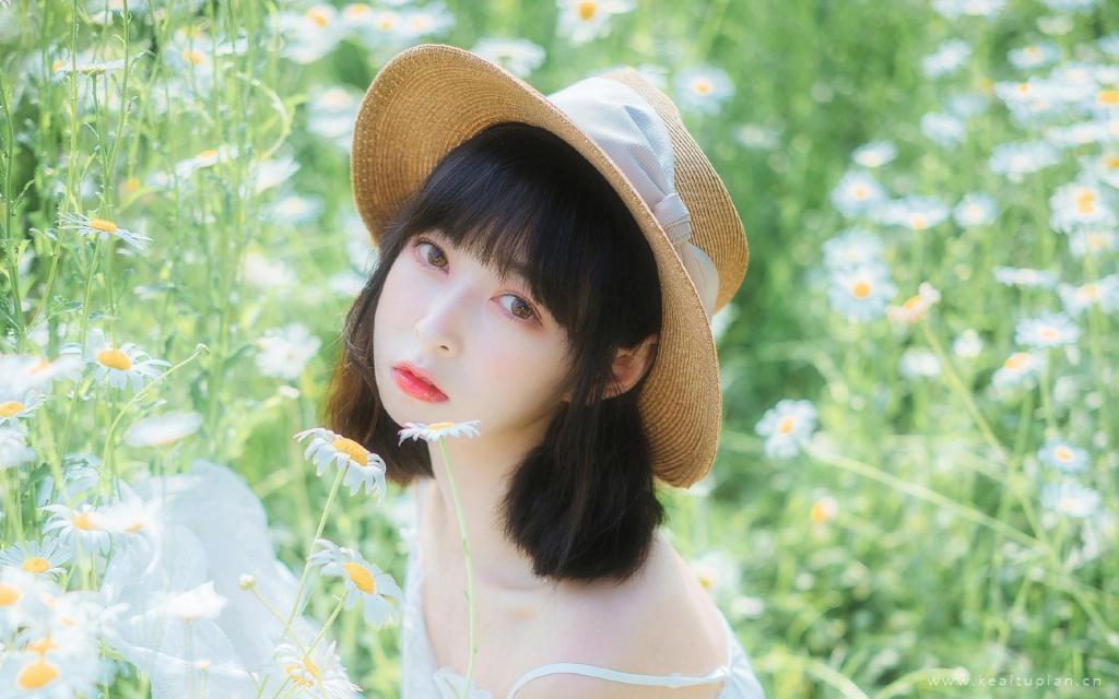 田园森系美女清新甜美小雏菊花田写真图片