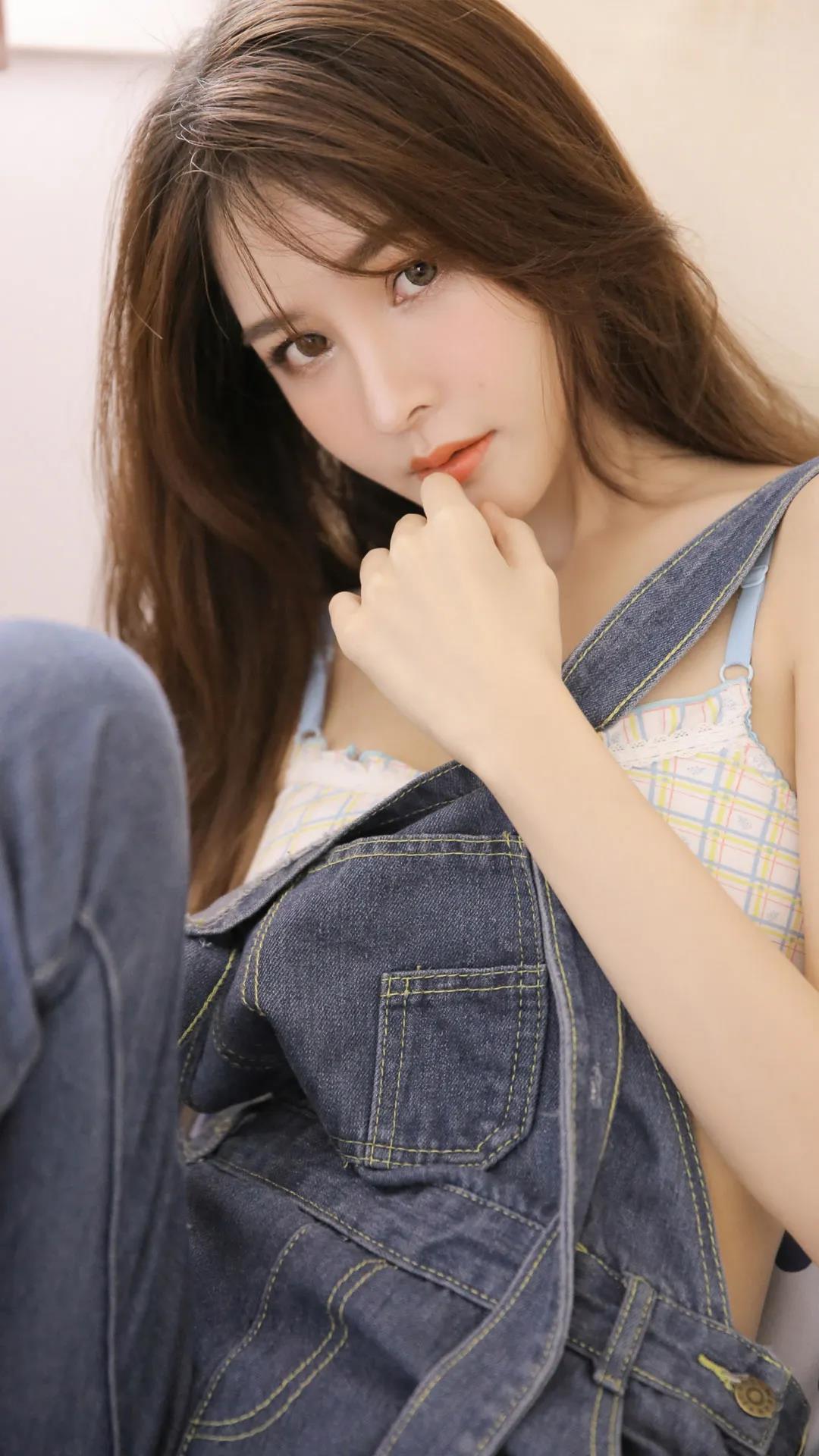 长发美女背带裤内衣混搭时尚性感图片