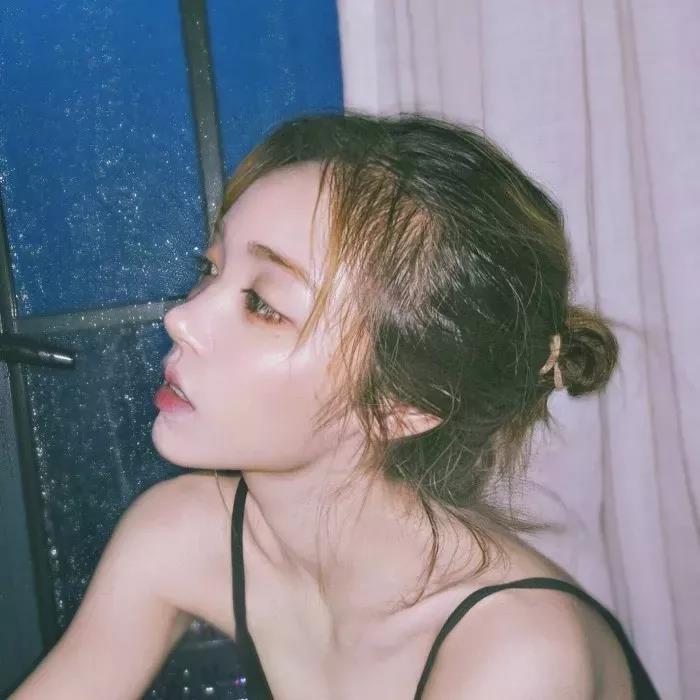 侧脸也好看的高颜值女生真人头像图片
