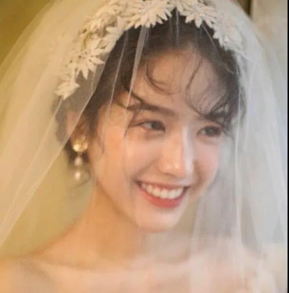披着头纱幸福微笑的美女头像图片