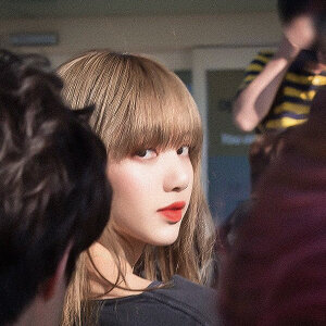 LISA惊艳回头绝美头像