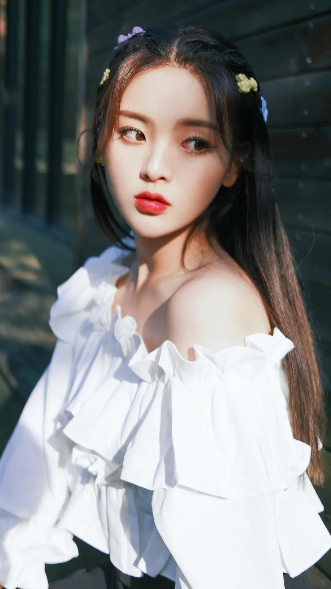 甜美漂亮的美女明星杨超越手机壁纸图片