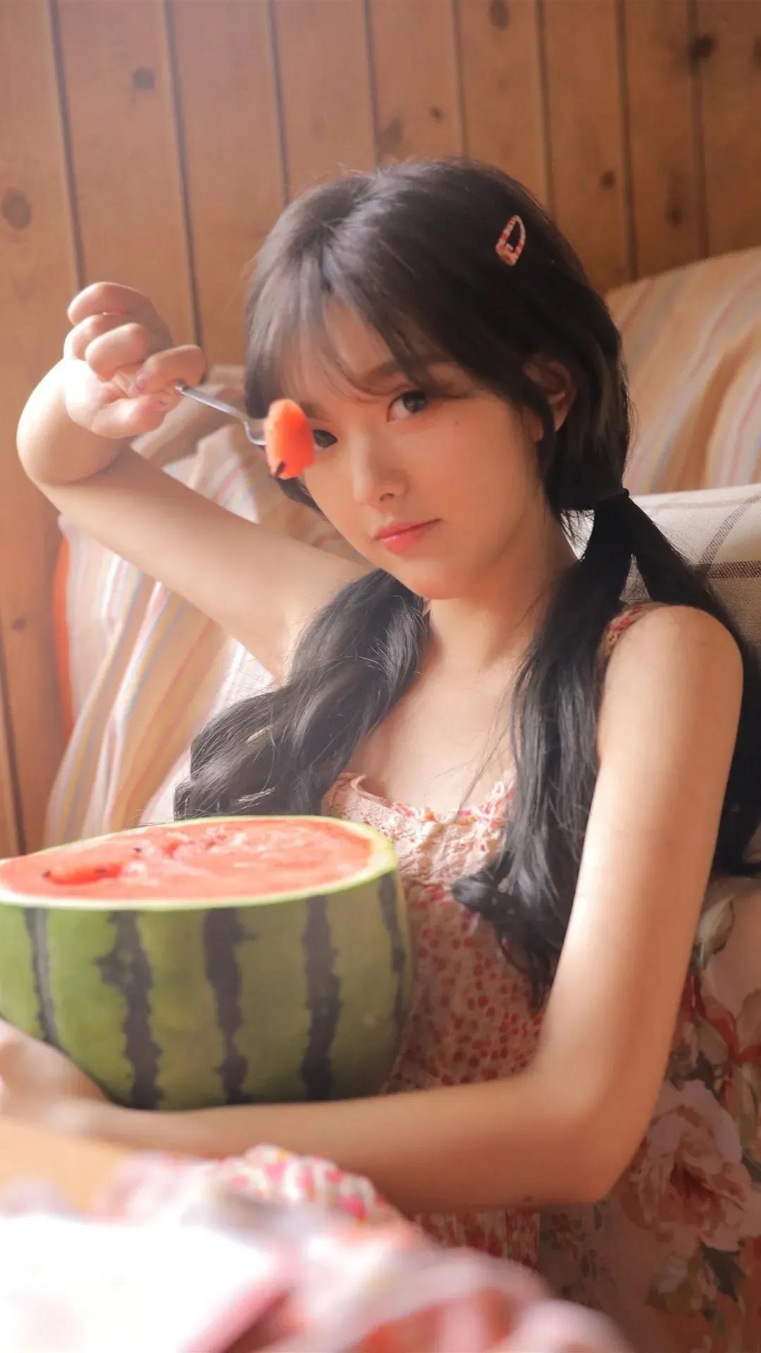 甜美元气吃瓜少女清新手机壁纸图片