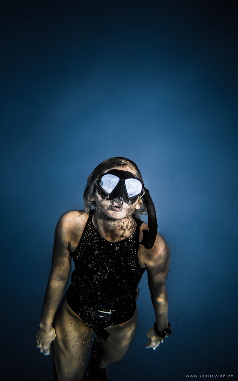潜水美女性感高级写真图片手机壁纸