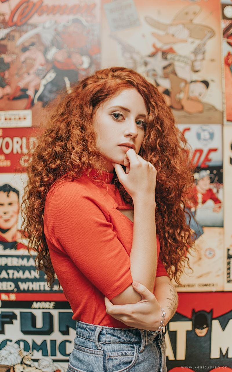 好看的金发美女高清街拍图片手机壁纸