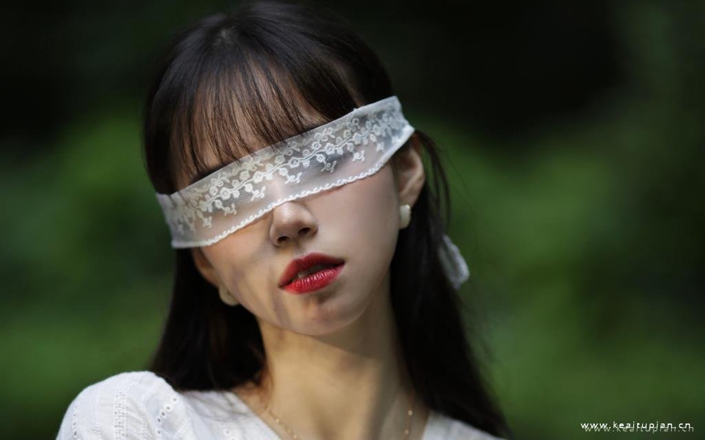 气质长发美女白色蕾丝长裙清新写真图片