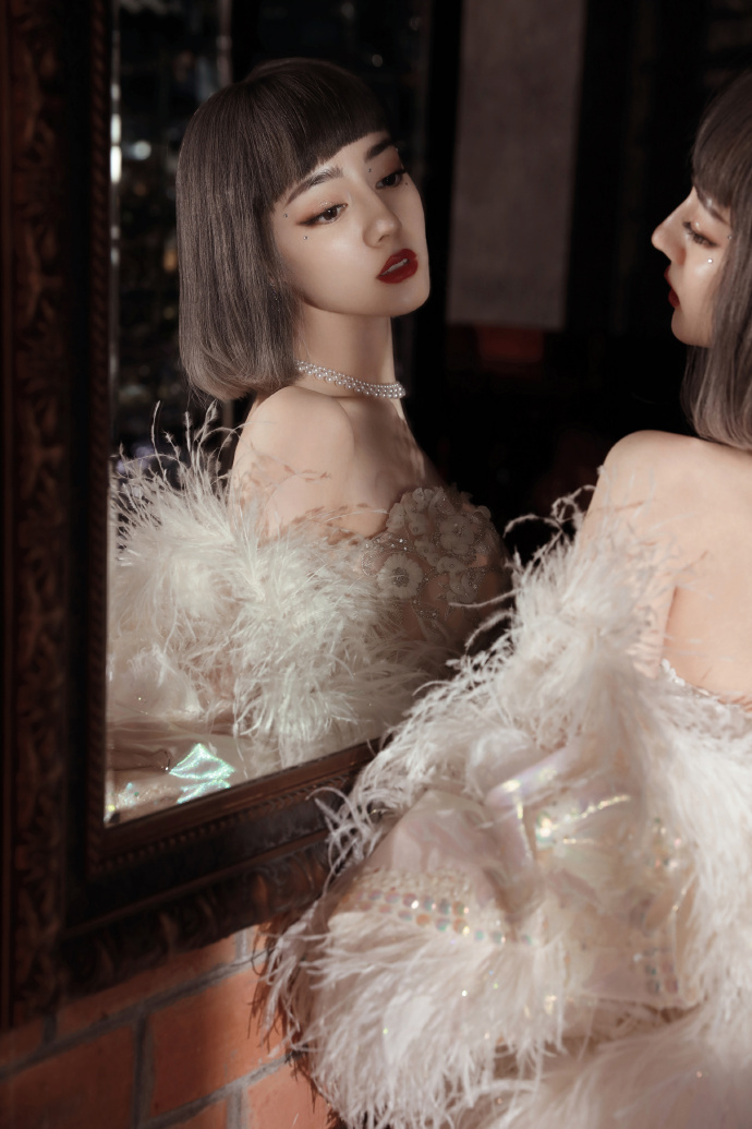 迪丽热巴复古波波头羽毛披风造型图片