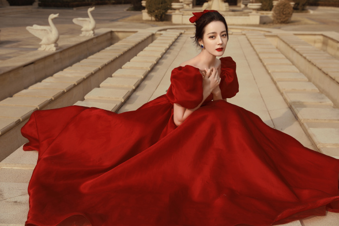 迪丽热巴红裙造型演绎迪士尼在逃公主