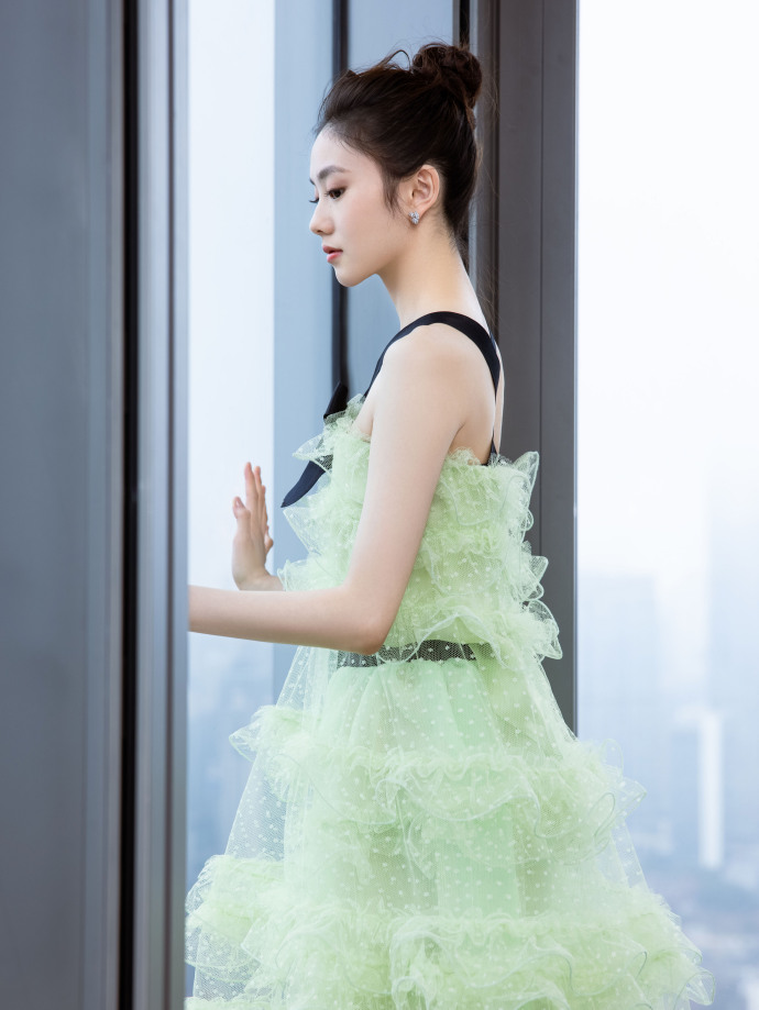 刘浩存淡绿色纱裙俏皮养眼写真图片