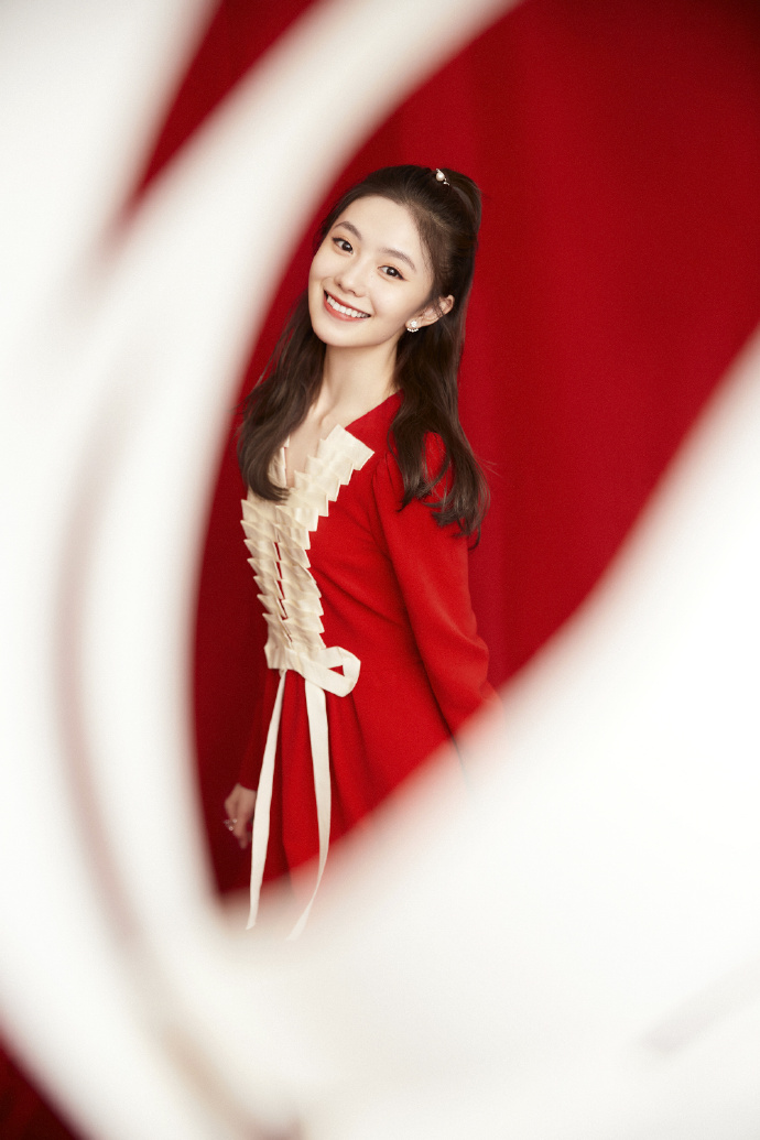 刘浩存红裙造型气质甜美写真图片
