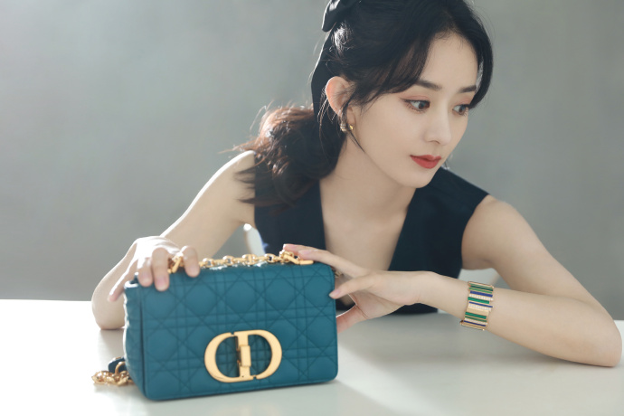 赵丽颖V领长裙温婉高清写真图片