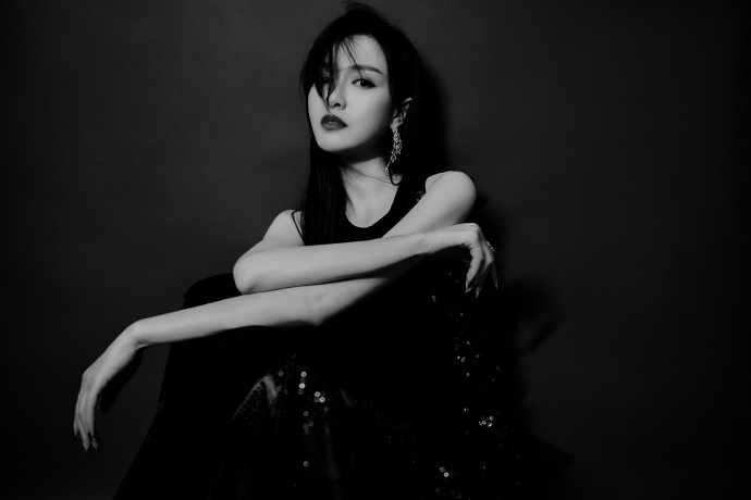 唐嫣暗黑长裙大秀美背高清写真