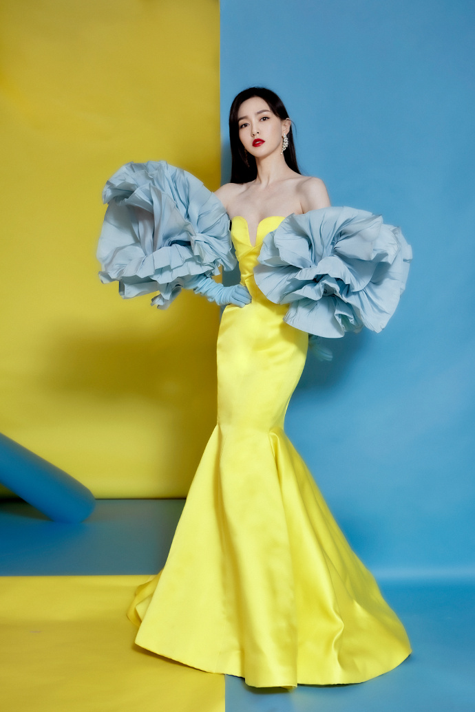 唐嫣柠檬黄礼裙搭配绣球花手套高清写真