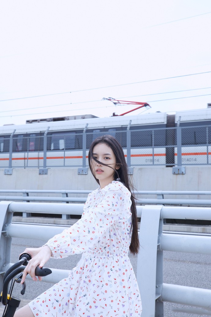 小清新女神周也海边单车高清写真