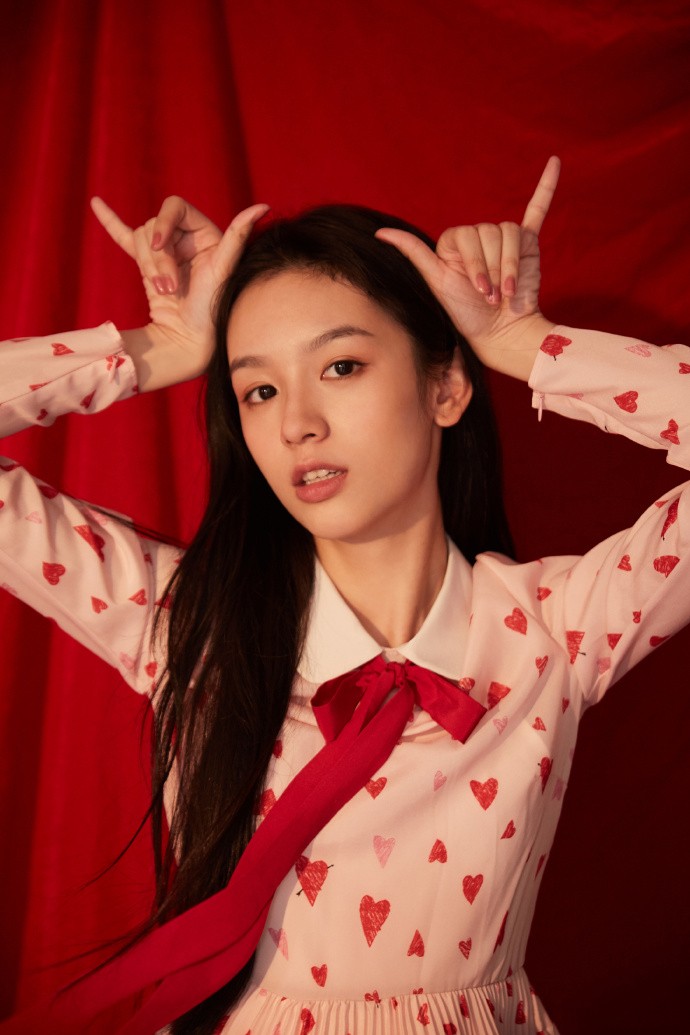 周也粉红连衣裙甜美梦幻高清图片