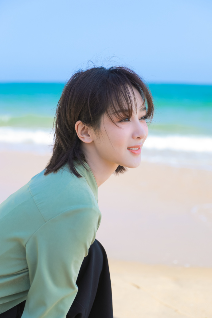 杨紫薄荷绿衬衫海边高清写真图