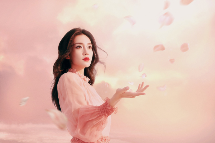 angelababy粉色纱裙少女感爆棚写真图片