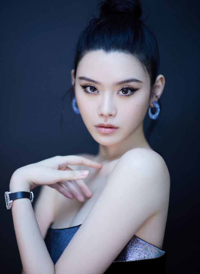 奚梦瑶丝绒质地黑色礼服猫眼妆高级写真图片