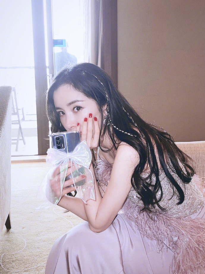 杨幂抹胸羽毛拼接绸缎裙优雅精致写真图片