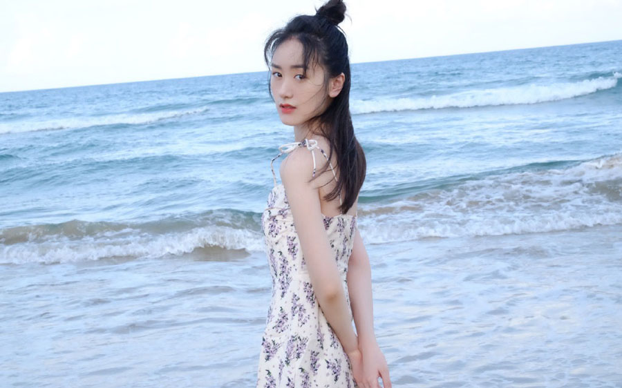 袁冰妍海边吊带碎花裙日常生活图片