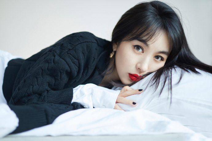 李菲儿性感红唇酷飒性感风写真图