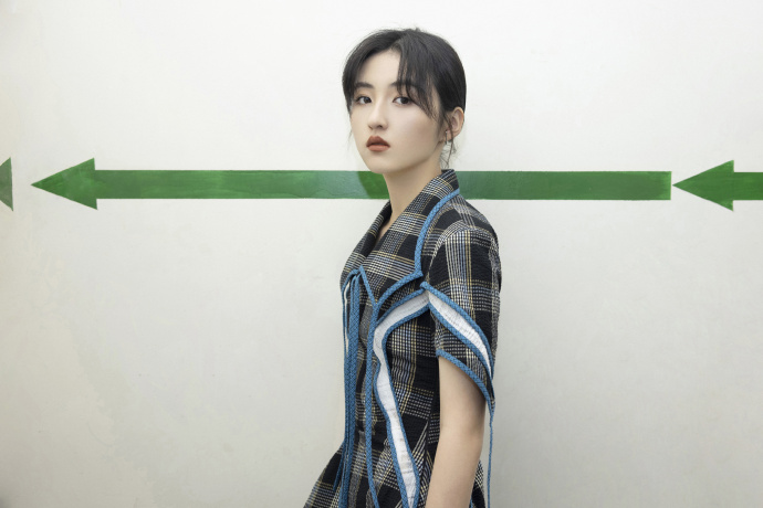 张子枫格子拼接撞色长裙造型图片