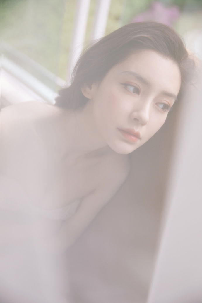 angelababy抹胸婚纱裙造型写真大片
