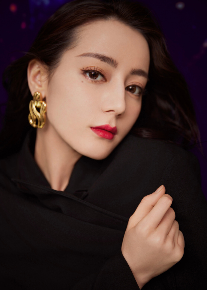 迪丽热巴性感回眸又酷又飒写真图片