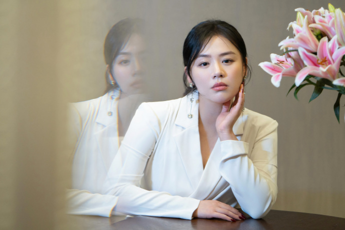 马思纯白色西装裙造型笑容甜美图片