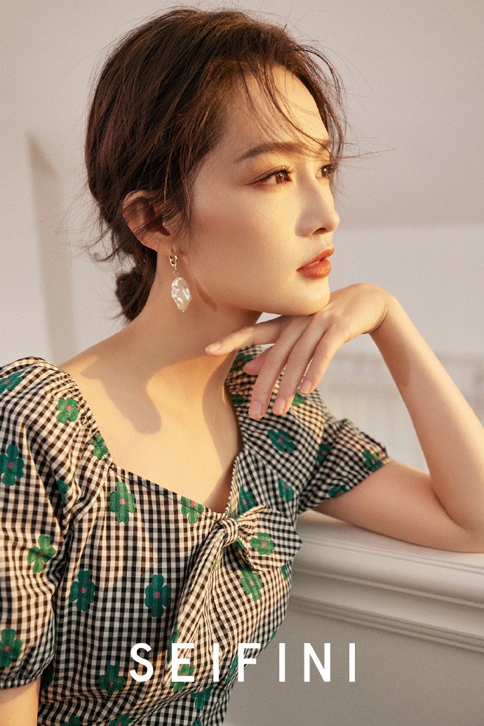 李沁甜美简约知性高清写真