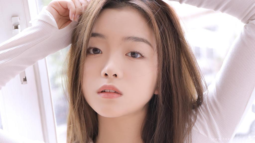 温婉好看的气质美女高清写真壁纸