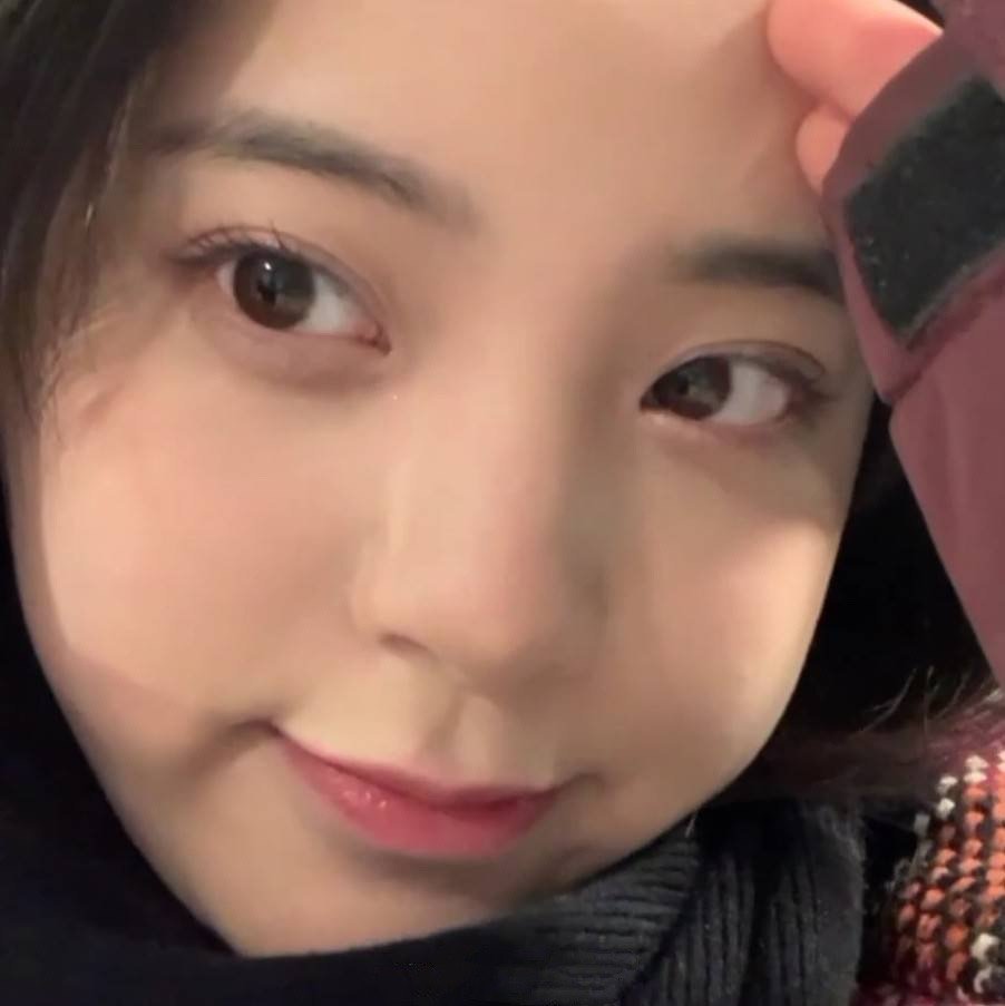 高清养眼自拍美女头像图片2024精选