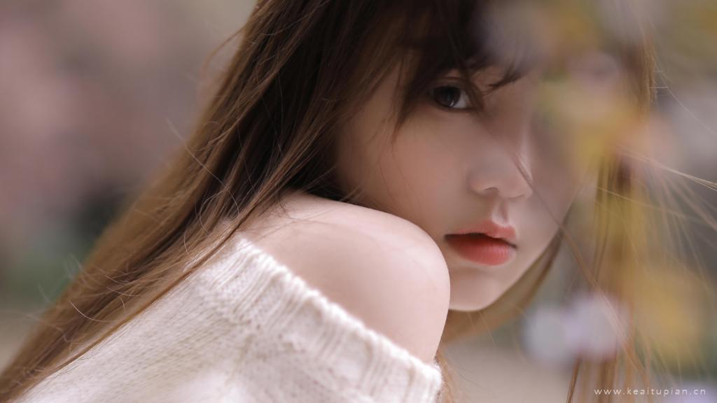妩媚迷人的露肩美女养眼高清写真