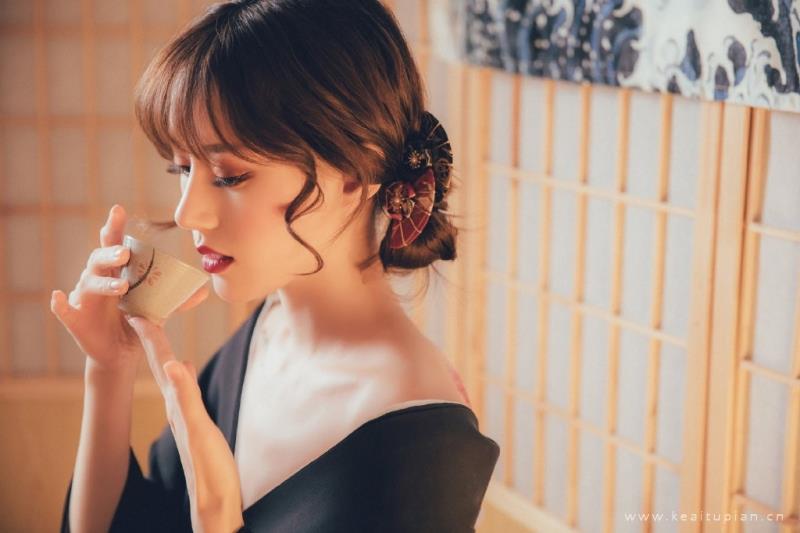 小露性感香肩的和服美女气质饮茶写真图片