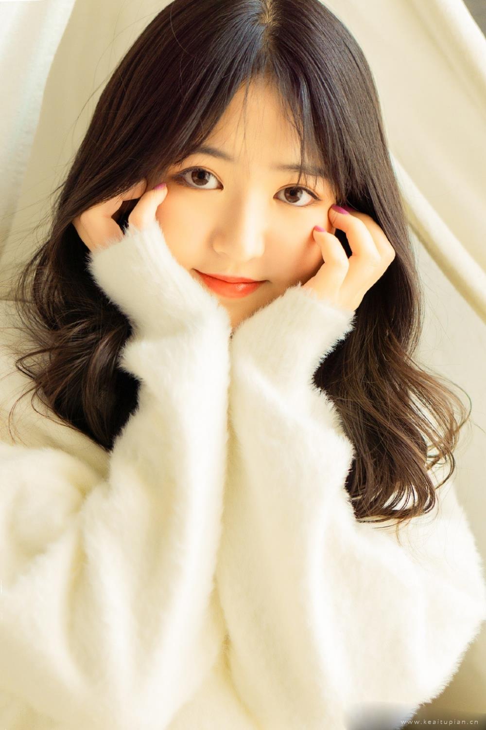 喜欢金鱼的甜美系美女温柔居家写真图片大全