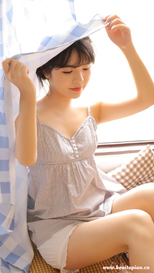 肤白美女性感吊带裙私房写真图片