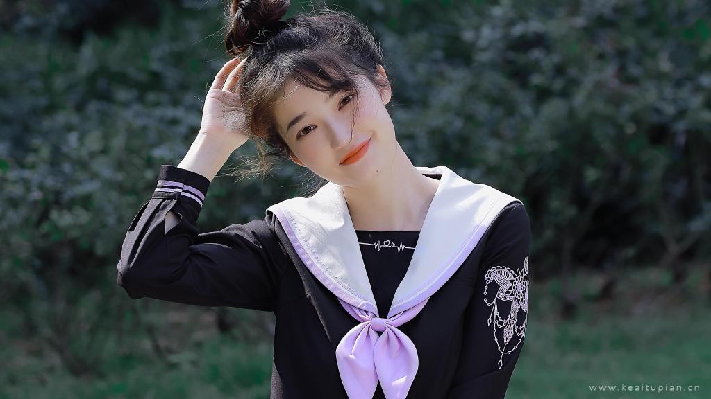 青春文艺的丸子头美女写真图片