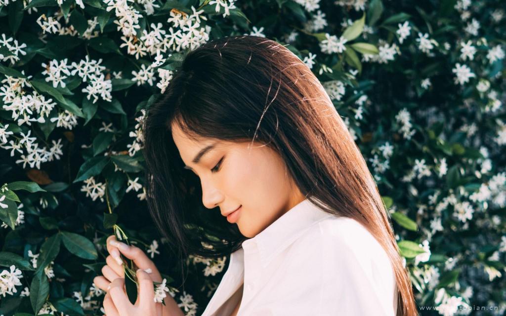 气质长发美女唯美小清新户外写真图片