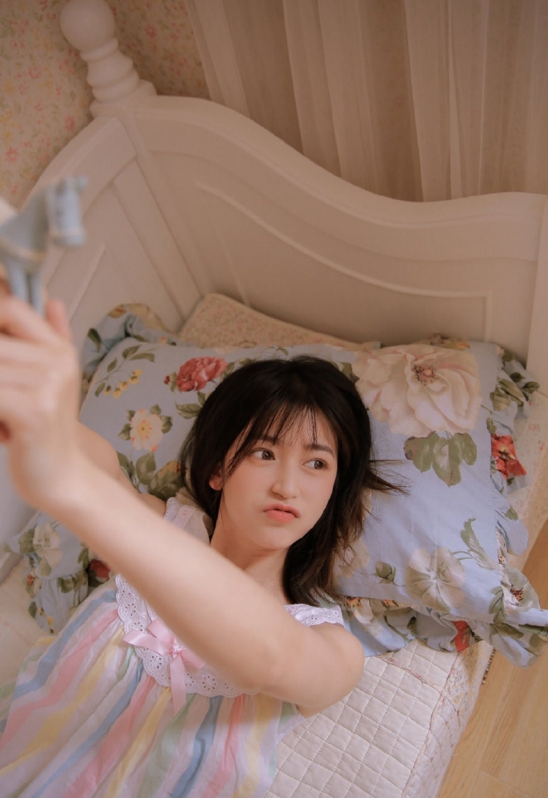唯美床上小女人乖巧可爱图片