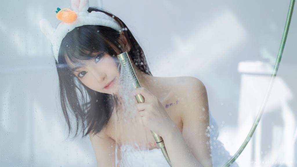 性感美女露肩湿身诱惑浴室写真图片大全