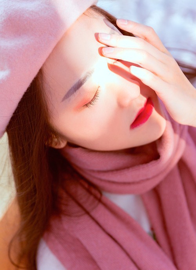 唯美冬日美女粉嫩青涩可爱女生图片