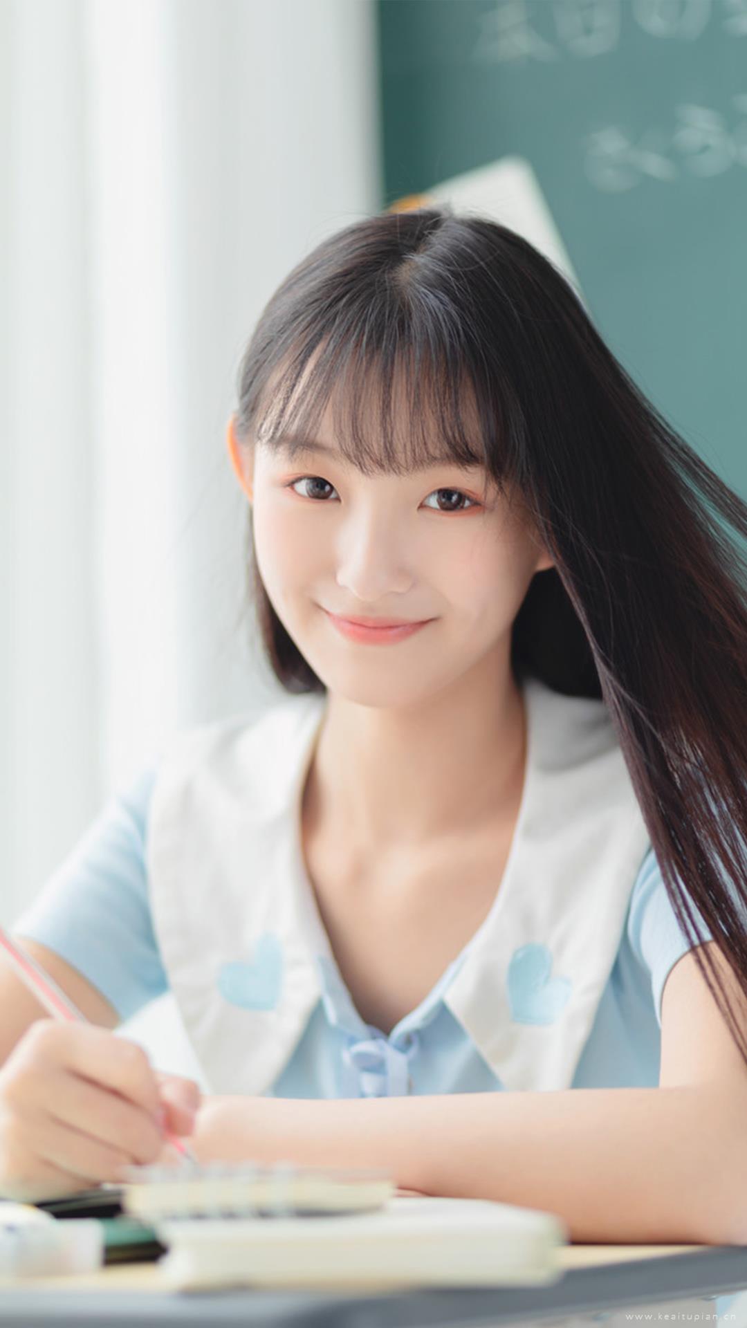 清新可爱肤白美女教室写真图片