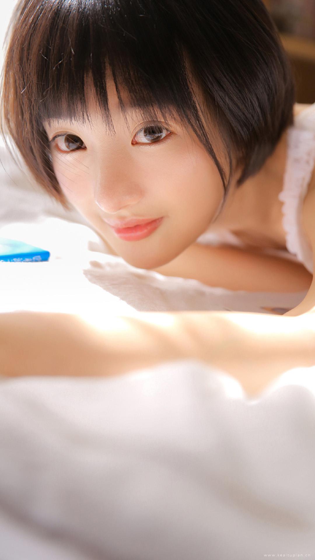 短发清纯美女性感长腿诱惑写真iPhoneXs图片